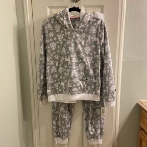 Gray and White Fleece Lounge Set